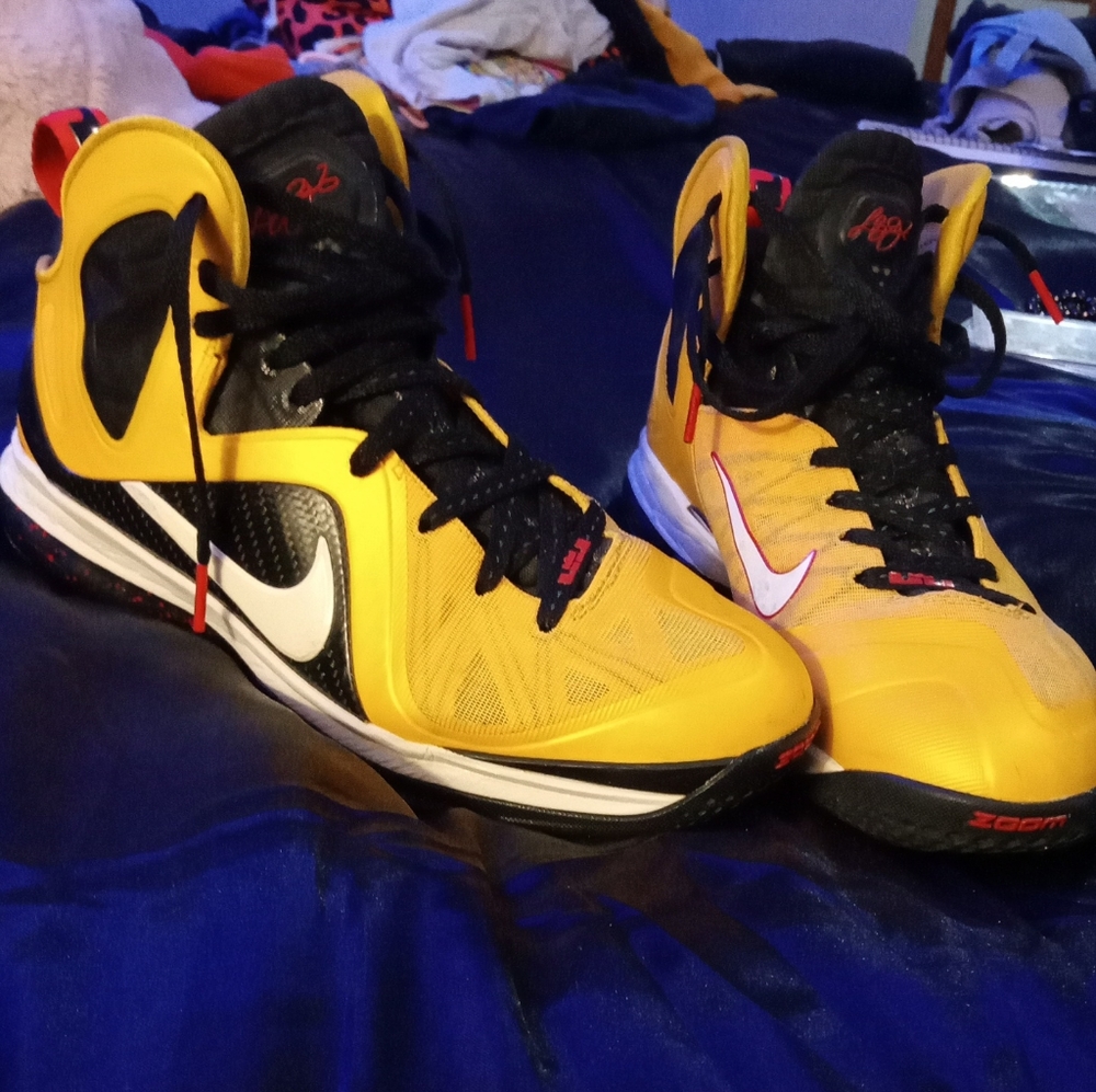 Nike lebron 9 Taxis size 9.5